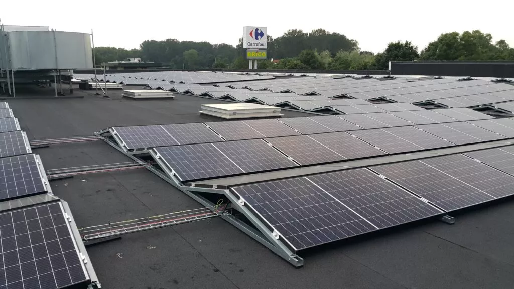 découvrez comment carrefour intègre des parkings solaires dans ses établissements, alliant innovation et durabilité. apprenez-en davantage sur l'impact écologique de cette initiative et les avantages pour les clients et l'environnement.