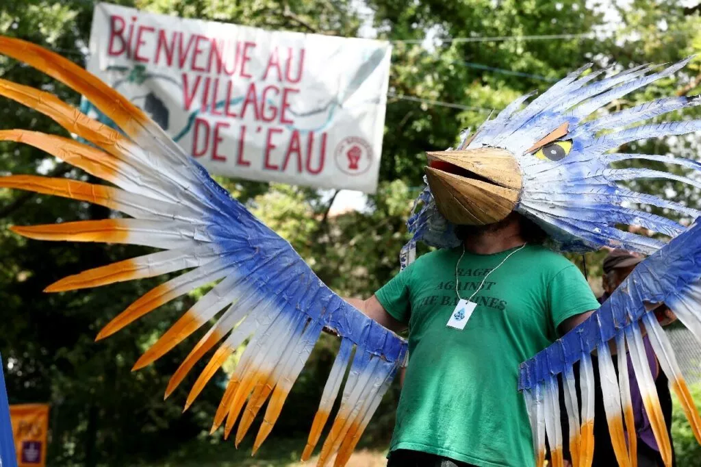 découvrez la lutte anti-bassines à la rochelle, un mouvement qui s'oppose à l'agro-industrie et milite pour une gestion durable des ressources en eau. informez-vous sur les enjeux environnementaux et les actions menées pour protéger nos écosystèmes.