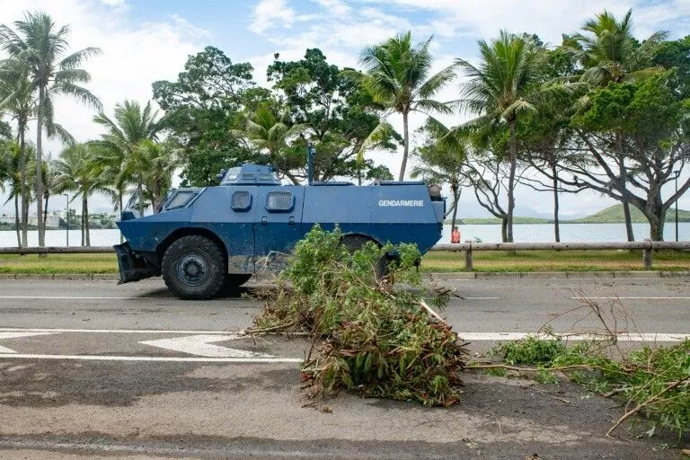 découvrez les enjeux et les conséquences de la crise en nouvelle-calédonie, un territoire en proie à des tensions politiques et sociales. analysez les origines de ce conflit et les perspectives d'avenir pour cette île du pacifique.